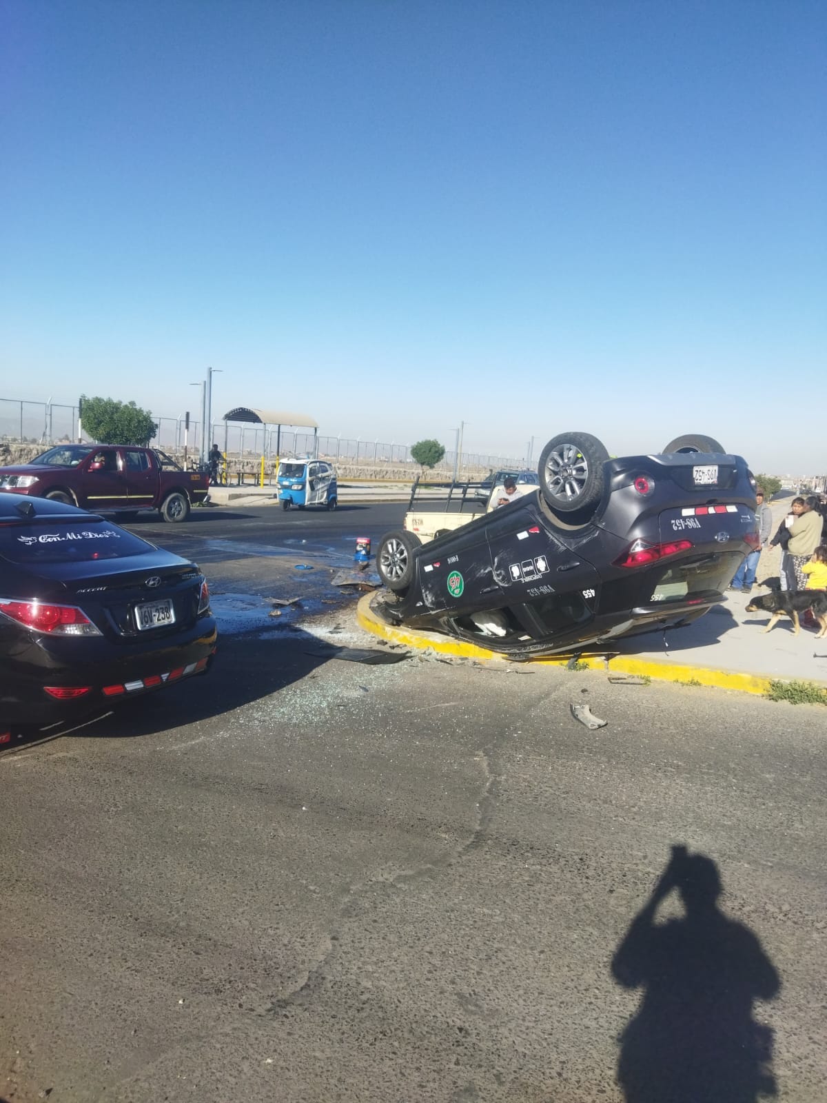 Choque entre taxi y camioneta deja dos heridos en la Av. Bicentenario ...